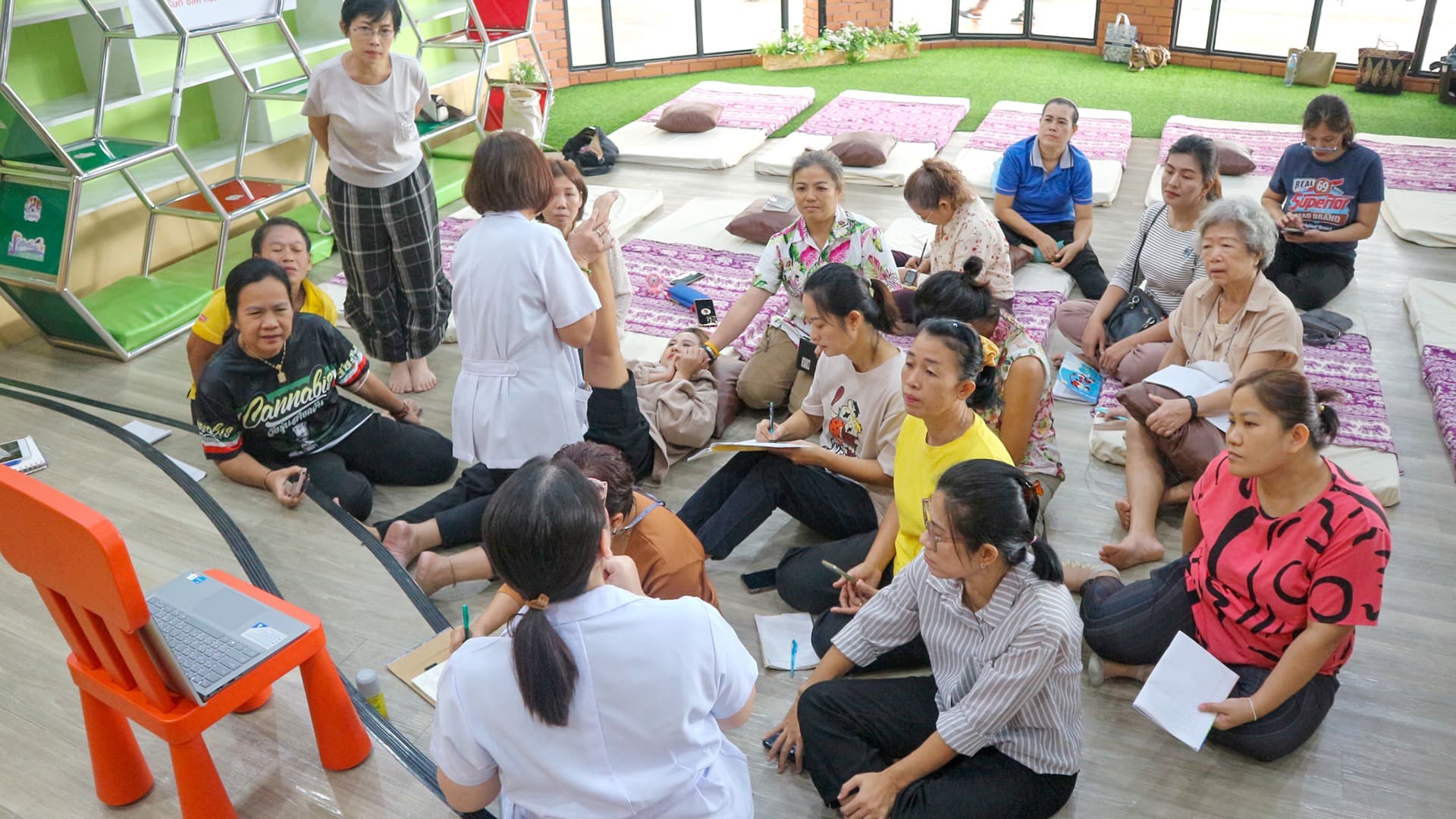โครงการสอนนวด<span class='inline-block'>เพื่อต่อยอด</span><span class='inline-block'>ประกอบ</span><span class='inline-block'>อาชีพ</span>
